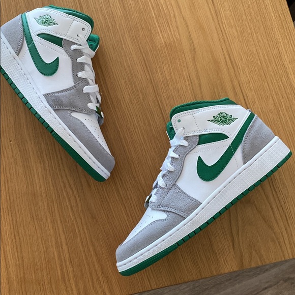 Jordan 1 Mid - Pine Green Smoke Grey / 8 Women - Picture 3 of 7